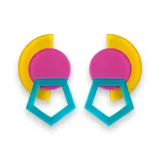 Par de aros colgantes con formas geométricas en colores amarillo, fucsia y celeste.