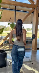 Musculosa de tirantes finos, color gris jaspeado, de corte ajustado y tejido acanalado.