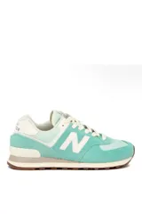 Championes deportivos New Balance modelo 574, color verde con detalles en gris y blanco, confeccionados en gamuza y malla, con el logotipo "N" característico en los laterales y entresuela ENCAP.