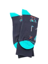 Medias de largo medio color azul marino con estampado temático de golf que incluye carritos, palos y banderas. Presenta talón y puntera en color turquesa.