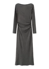 Vestido midi de punto color gris oscuro, de manga larga y silueta ajustada.