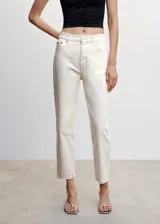 Jeans de corte mom fit y tiro alto, color crudo, con cierre de cremallera y botón, trabillas y diseño de cinco bolsillos.