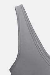 Musculosa de punto rib color marrón con mezcla de algodón, escote en V y tirantes anchos.