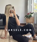 Conjunto negro con pequeños lunares dorados, compuesto por una remera de mangas cortas y un pantalón palazzo con cintura elastizada.