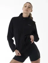 Campera de polar Merrell color negro, con cuello alto, cierre frontal completo y logo bordado en el pecho.