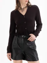 Short Amy confeccionado en cuero ovino color marrón, de tiro alto con silueta evasé, calce entallado en la cintura, recortes verticales y bolsillos traseros, complementado con un cinturón de cuero.