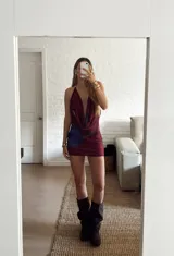 Vestido corto de microtul con estampado abstracto en tonos bordó y azul, diseño con escote profundo y espalda descubierta.