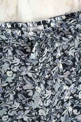 Pantalón de viscosa con estampado floral en tonos azul y blanco, tiro bajo y corte holgado.