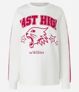 Buzo blanco de algodón con estampa frontal de East High Wildcats en rojo. Tiene cuello redondo y mangas largas con rayas rojas.