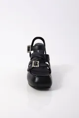 Sandalias negras de plataforma con tiras cruzadas y hebillas con strass.