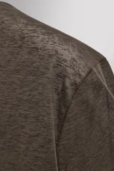 Camiseta de running Zara Athleticz confeccionada en tejido técnico semitransparente, ligero y elástico. Presenta cuello redondo, manga corta y bajo con aberturas laterales con acabados termofijados.