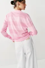 Chaqueta de punto de manga larga con diseño de rayas horizontales en tonos rosados, cuello solapa y cierre frontal con botones forrados a tono.