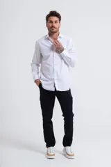 Pantalón cargo negro de corte recto con bolsillos laterales y traseros con solapa.