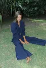 Pantalón de seda de silueta amplia y caída fluida, con cintura limpia y estructura liviana.