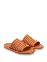 Sandalias color marrón de cuero con diseño capitoneado en la banda superior.