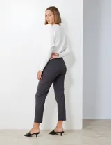 Pantalón negro de gabardina elastizada, marca Zac & Rachel. Corte recto, pretina ancha pespunteada, bolsillos simulados y largo al tobillo.