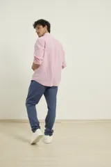 Pantalón de corte recto, color azul marino, confeccionado en 50% algodón y 50% lino.