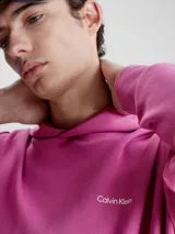Buzo con capucha Calvin Klein color fucsia, corte relaxed, con micro logo bordado en el pecho.