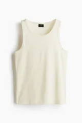 Musculosa de punto acanalado color crema, de corte ajustado (slim fit) y cuello redondo.