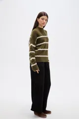 Sweater de punto con diseño de rayas horizontales en contraste, cuello alto y corte holgado con mangas largas.