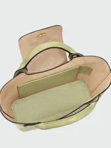 Cartera tipo tote en tamaño extra pequeño, confeccionada en cuero liso color verde oliva. Presenta una estructura rígida, doble asa corta superior y cierre de solapa con botón a presión metálico grabado con el logo de la marca.