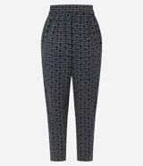 Pantalón carrot de crepé con cintura alta, estampado geométrico en blanco y negro, y lazo en la cintura.