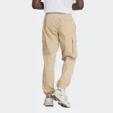 Pantalón cargo de corte deportivo color beige, con cintura elástica, bolsillos laterales tipo cargo con solapa y puños elásticos en los tobillos.