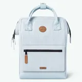 Mochila Cabaia modelo Adventurer Bodrum, color celeste con detalles en marrón. Confeccionada en poliéster impermeable y vegano. Cuenta con sistema MOLLE, compartimento acolchado para tablet o PC, correa para sujetar a la maleta y tirantes acolchados antitranspirantes.