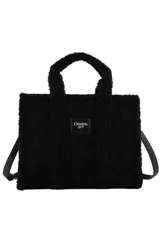 Cartera tipo tote de Las Oreiro, confeccionada en gamuza sintética color beige con detalles de corderito en los bordes y manijas. Incluye un parche frontal con el logo de la marca y correa ajustable extraíble.