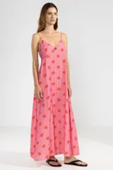 Vestido largo hasta el tobillo con estampado floral, breteles finos y escote en V profundo adornado con detalle de flores.