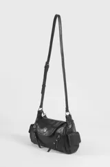 Bandolera de cuero sintético negro con solapa frontal, bolsillos laterales con solapa y cierres decorativos con tiradores largos. Cuenta con asa corta de hombro y herrajes plateados.
