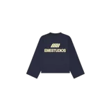 Remera de manga larga color azul marino de la marca Eme Studios, con diseño holgado y estampado gráfico en el pecho con el logotipo y la inscripción de la marca en tono claro.