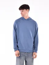 Hoodie negro de manga larga con capucha y bolsillo canguro frontal.