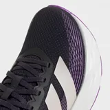 Championes de running Adidas Galaxy 8, de color violeta oscuro con las clásicas tres tiras en tono claro, detalles en rosado y entresuela gruesa de color blanco con suela violeta.