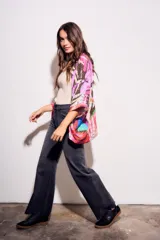 Kimono de viscosa con estampado abstracto multicolor, mangas 3/4 y corte holgado.