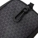 Bolso tipo mini pouch marca Caterpillar, color negro con diseño geométrico y etiqueta lateral amarilla con el logo de la marca. Cuenta con cierre de cremallera y gancho mosquetón superior.