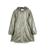 Campera impermeable de corte regular, color verde oliva con acabado brillante. Cuenta con capucha fija, cierre frontal completo y bolsillos laterales abiertos. El interior está forrado en piel sintética para mayor abrigo.