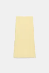 Falda midi de tiro medio, confeccionada en tejido semitransparente color amarillo con estampado de lunares diminutos en tono rosado. Cuenta con cintura elástica y forro interior a tono.