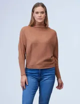 Buzo color marrón en tejido acanalado marca Philosophy, de cuello alto y manga larga japonesa.