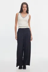 Pantalón wide leg de algodón color negro, con cintura ajustada, pinzas delanteras y bolsillos de ojal en la espalda.