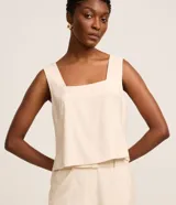 Blusa sin mangas de la marca Marfinno, confeccionada en viscosa color beige, con escote cuadrado y diseño recto.