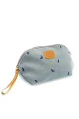 Estuche necessaire de lona tipo canvas color crudo con estampado de flores en color lila. Tiene cierre superior con tirador de cuero marrón y manija lateral de cuero marrón.