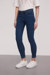 Pantalón jean de corte skinny y tiro medio, con diseño clásico de cinco bolsillos y costuras reforzadas.