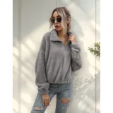 Campera corta de textura peluda tipo polar, color gris, con cierre frontal, cuello alto y elástico ajustable en la cintura.
