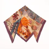 Pashmina cuadrada de diseño multicolor con estampado botánico y floral, y bordes en tono bordó.
