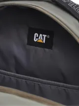 Mochila Caterpillar modelo Explorer Backpack, color gris con detalles en negro, bolsillos laterales de malla y compartimento principal con funda para computadora portátil.