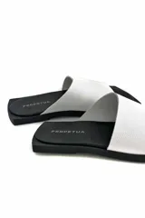 Sandalias de cuero color blanco con suela plana color negro.