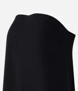Blusa negra sin breteles confeccionada en poliéster y elastano.