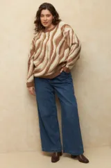 Sweater de punto con diseño de rayas tipo cebra en color azul, beige y bordó.