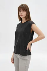 Musculosa de algodón color negro con efecto lavado, diseño holgado, cuello a la base y detalles de broderie en toda la prenda.